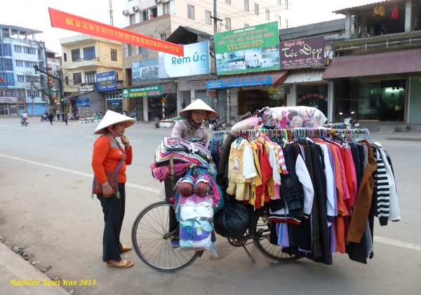 Magasin de vêtement pour femme sur un vélo à Hà Giang - Photo Mathilde Tuyet Tran