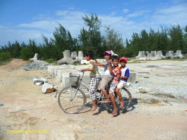Photo du livre "Viet Nam du Nord au Sud - De Lung Cu à Dat Mui", récit de voyage de Mathilde Tuyet Tran, ISBN 978-2-9536096-5-3