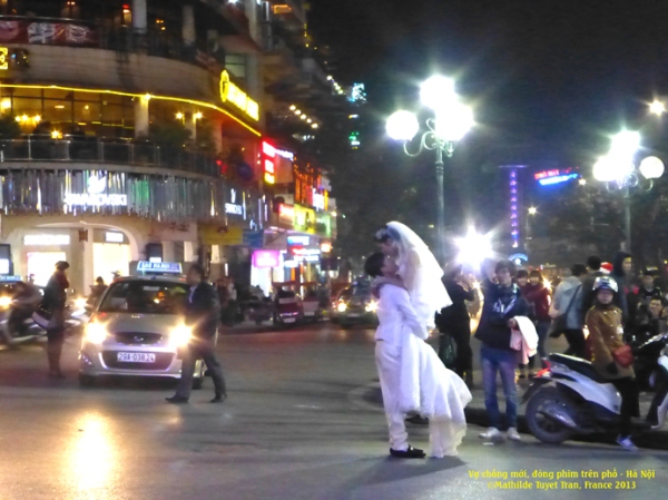 On fait du cinéma au rondpoint de Ho Guom, Hanoi ! Pourquoi pas ? Photo: MTT2013