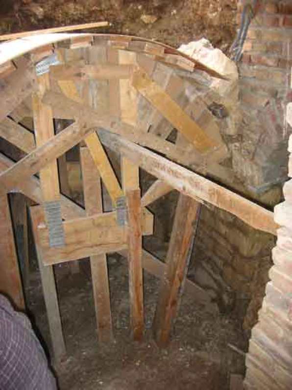 Làm khuôn gỗ để xây dựng lại nóc vòm bị hư hại hoàn toàn